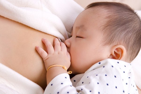 Không nên cho trẻ mới sinh bú sữa quá muộn