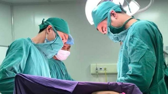 Bắc Giang: Phẫu thuật cho bé gái 7 tuổi bị u nang bì buồng trứng xoắn