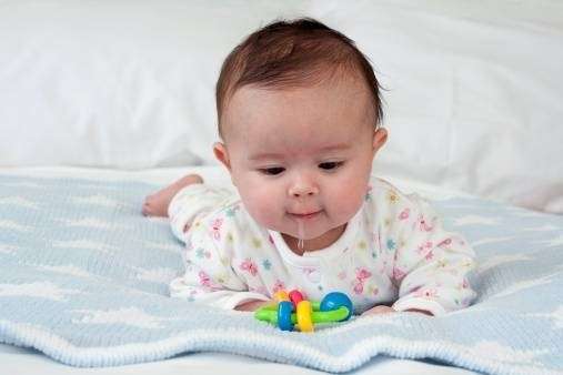 Trẻ bị chảy dãi, chảy nước miếng