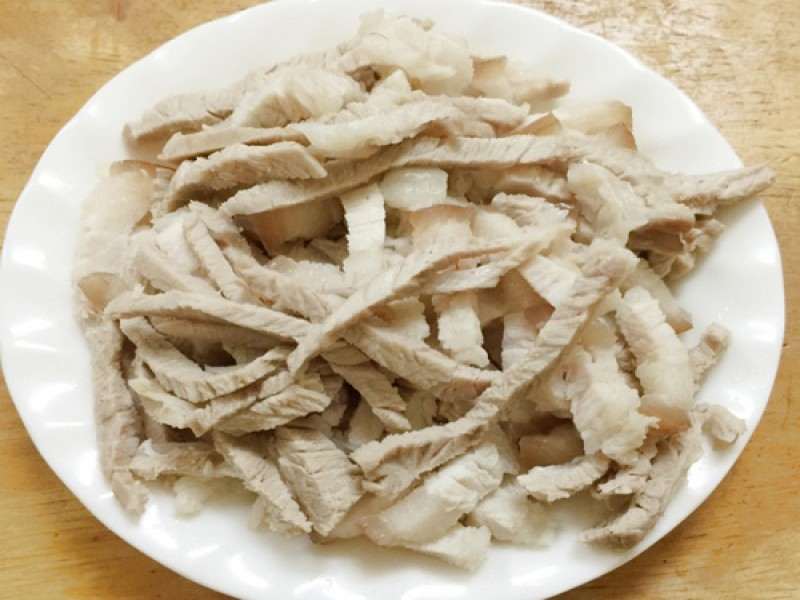 Hướng dẫn làm món thịt thái sợi xào cải cúc