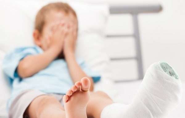 Trẻ bị gãy xương cần phải làm gì?