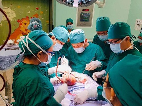 gần 3 giờ căng thẳng phẫu phẫu thuật cho bé sơ sinh không có hậu môn